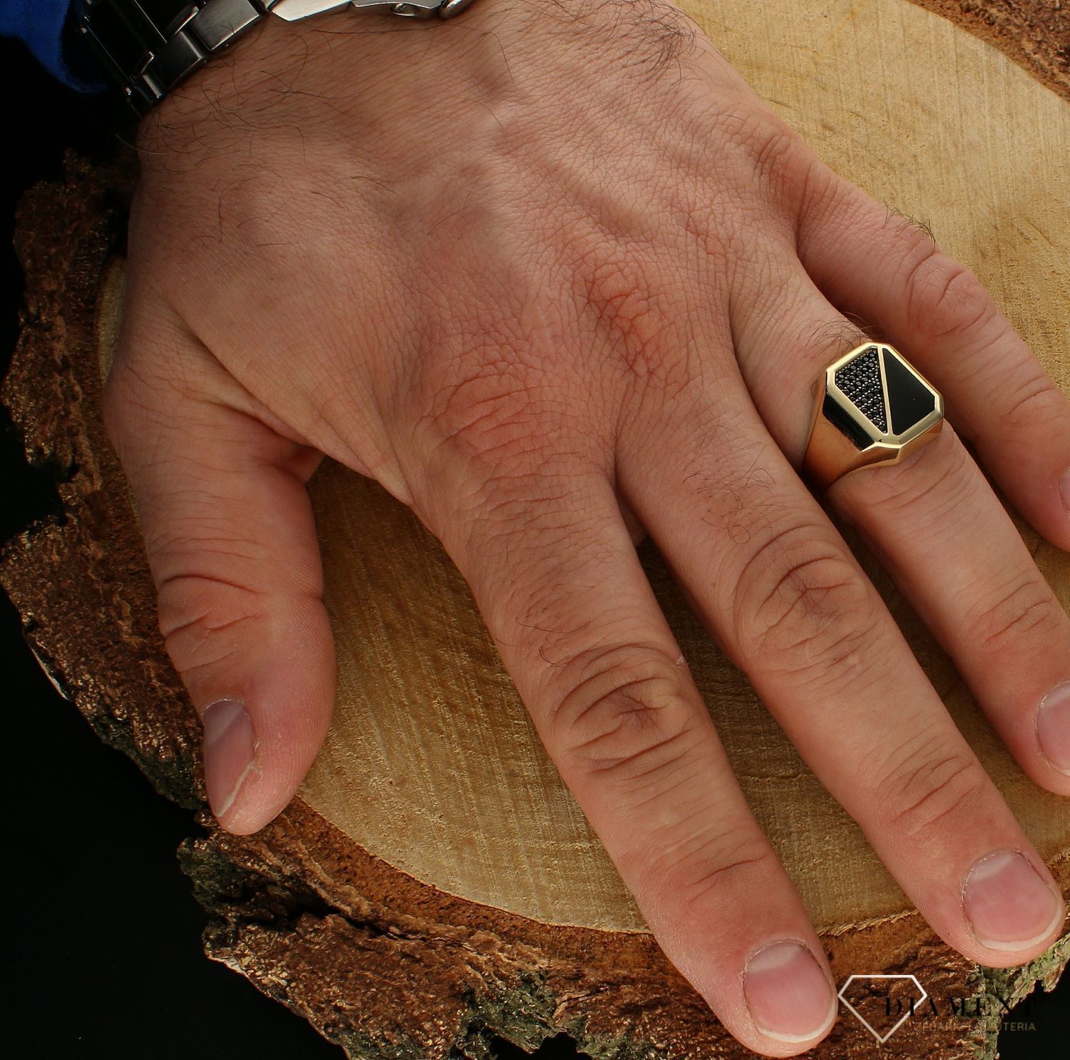 Złoty sygnet  męski 585 z czarnymi cyrkoniami SY 141. Złoty sygnet z czarnym oczkiem. Męska złota biżuteria. Darmowa dostawa.  Efektowny i niezwykle szykowny dodatek do eleganckich oraz dziennych zestawień, urzeka czarnym kami (1).jpg